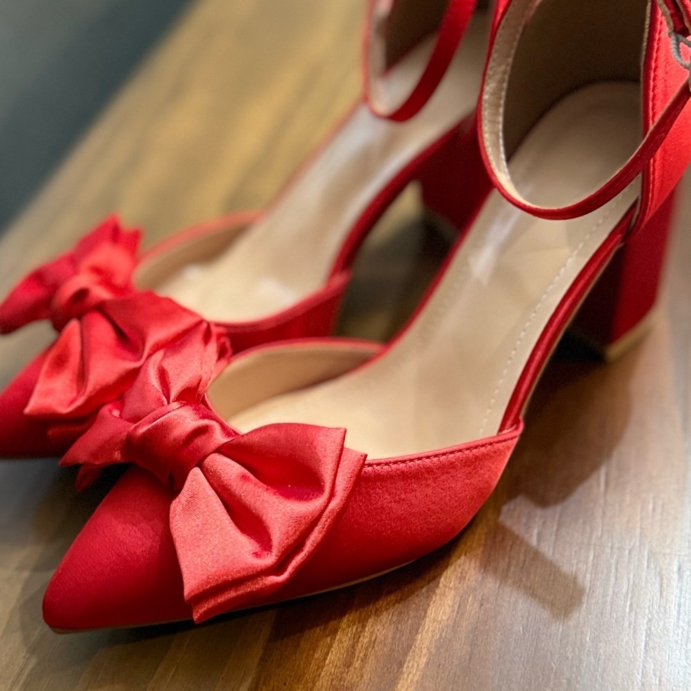 Red bow pumps